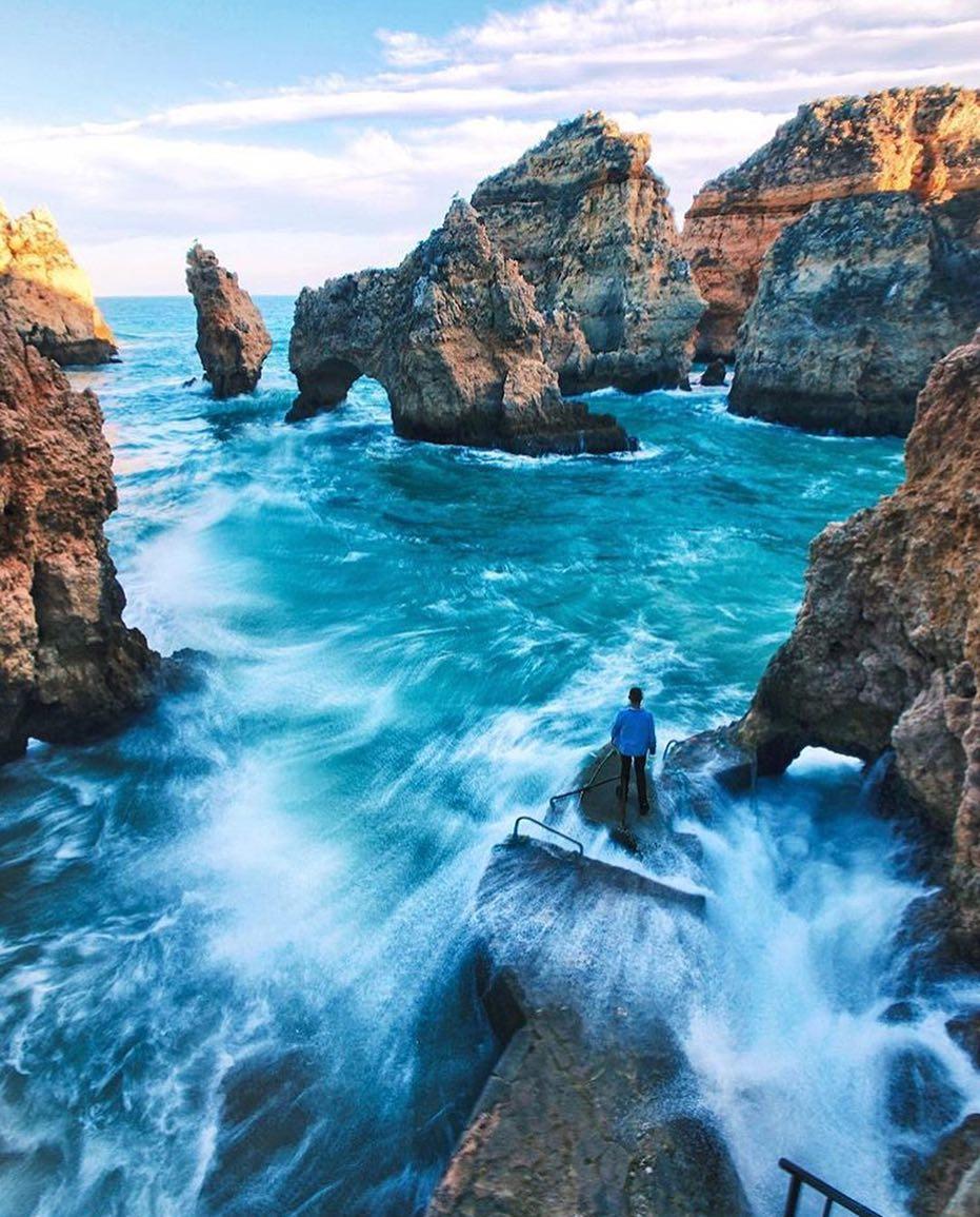 powerful waves in ponta da piedade