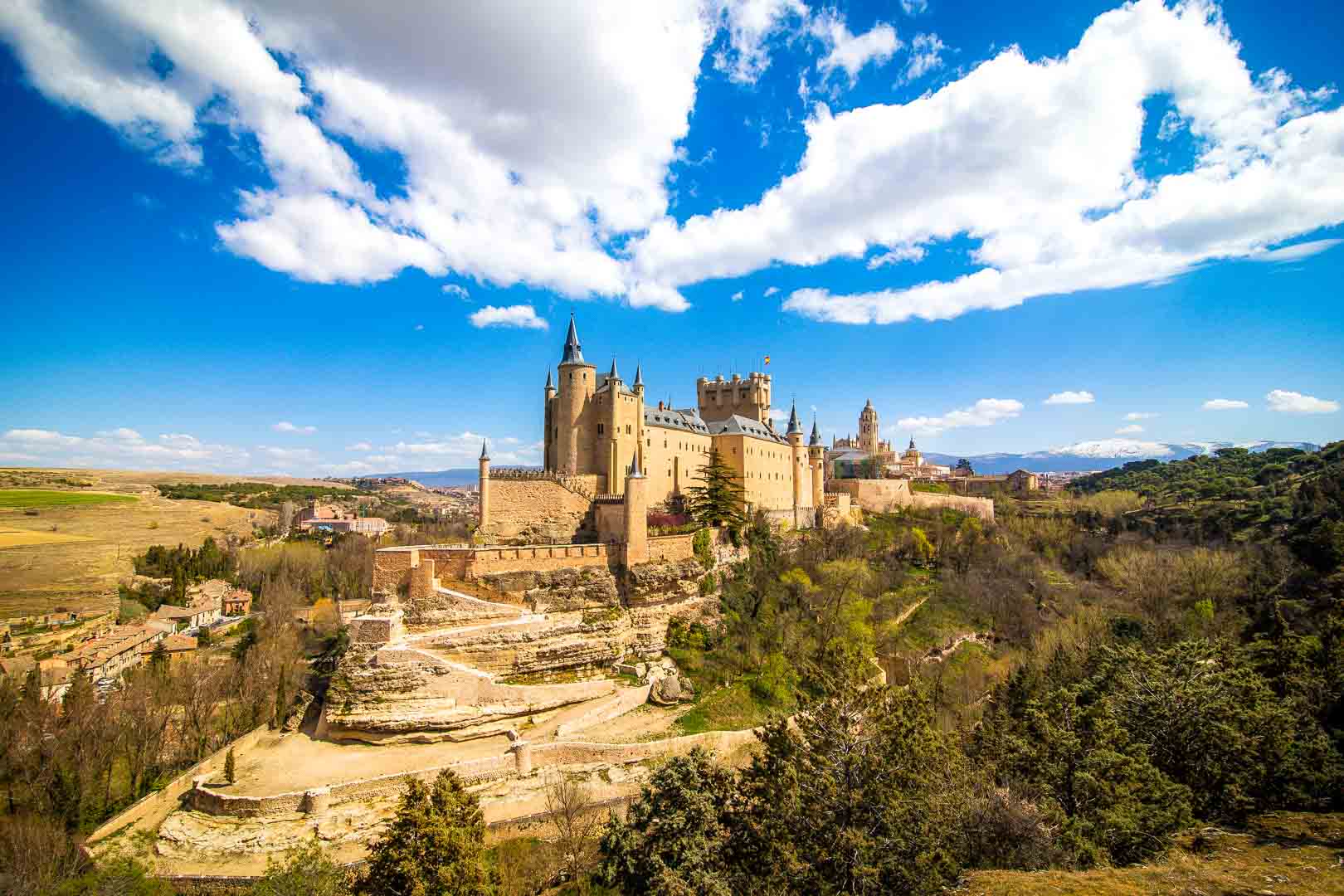 alcazar de segovia from the miradouro del ultimo pino