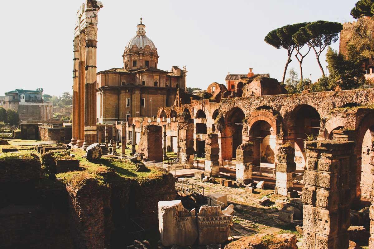 ancient ruins in rome italy