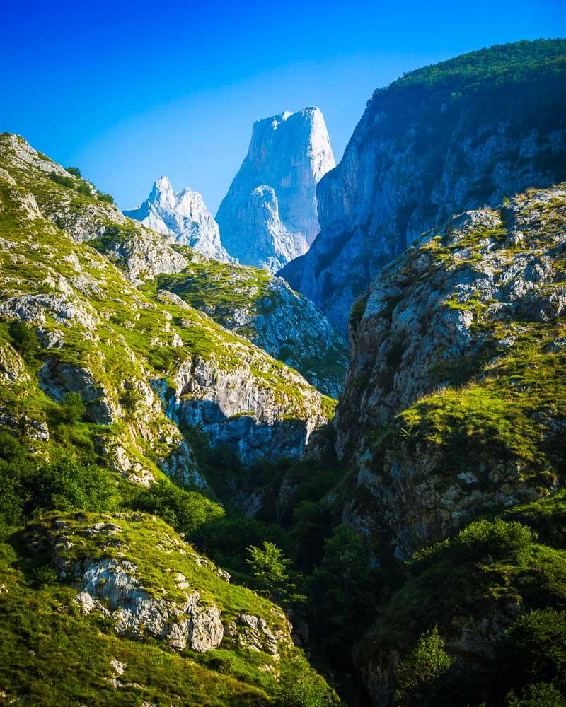 view on naranjo de bulnes towards the refugio urriellu