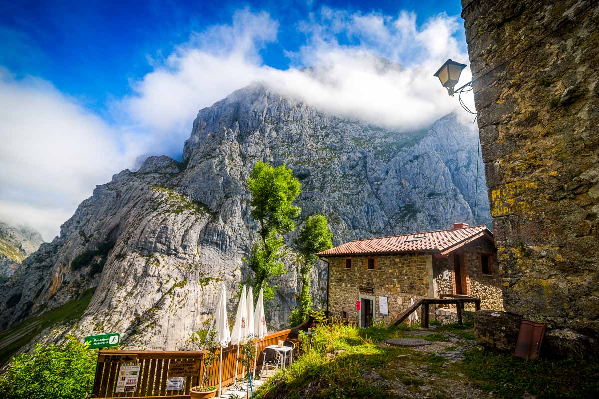 start the hike back to poncebos from bar mirador lallende