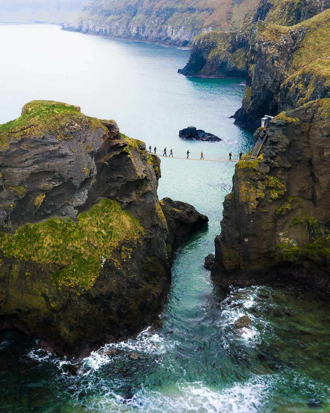 carrick-a-rede rope bridge northern ireland