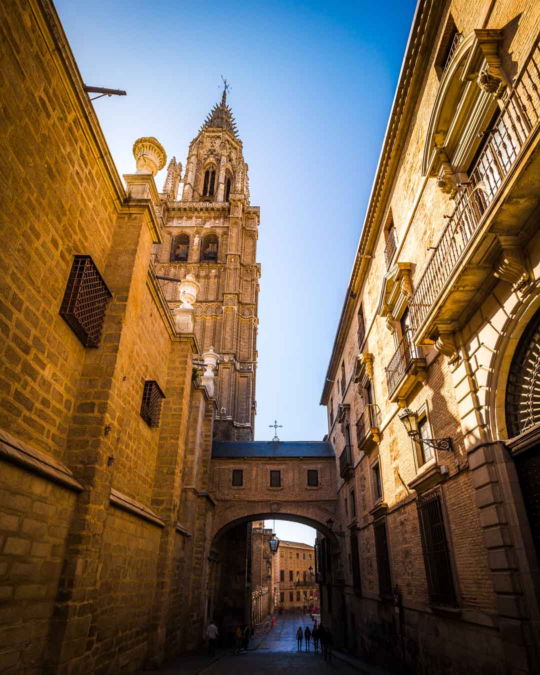 street next to the toledo cathedral going under arch