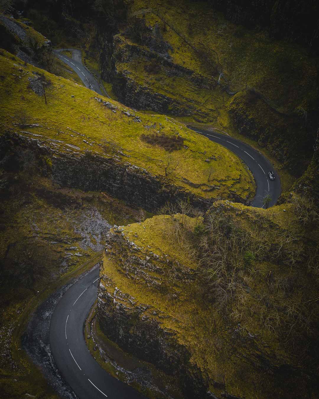 cheddar gorge imposing cliffs