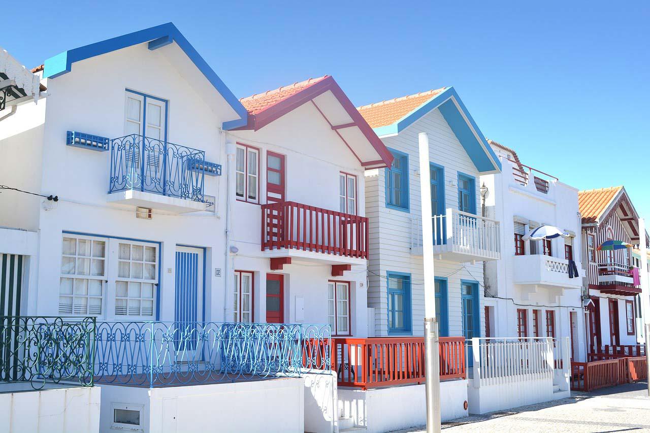 colorful houses in aveiro portugal