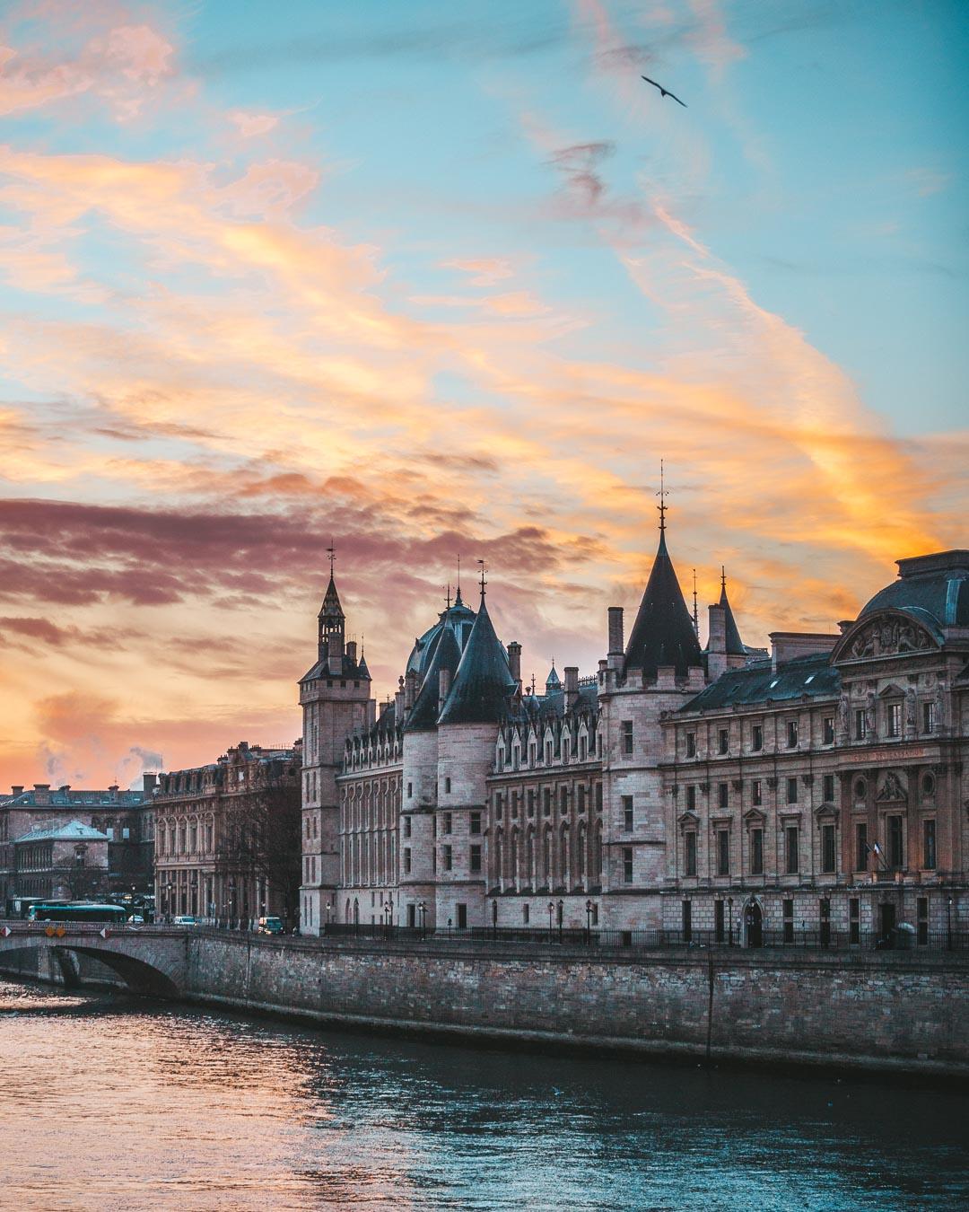 early morning in la conciergerie paris