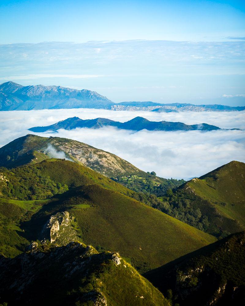 rolling hills towards the sea of clouds