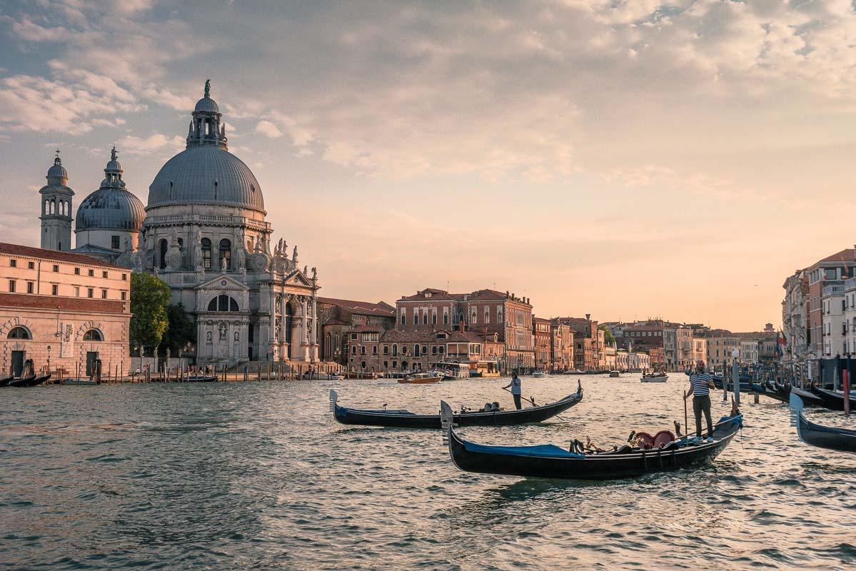 gondoliers in venice part of interesting facts about venice italy