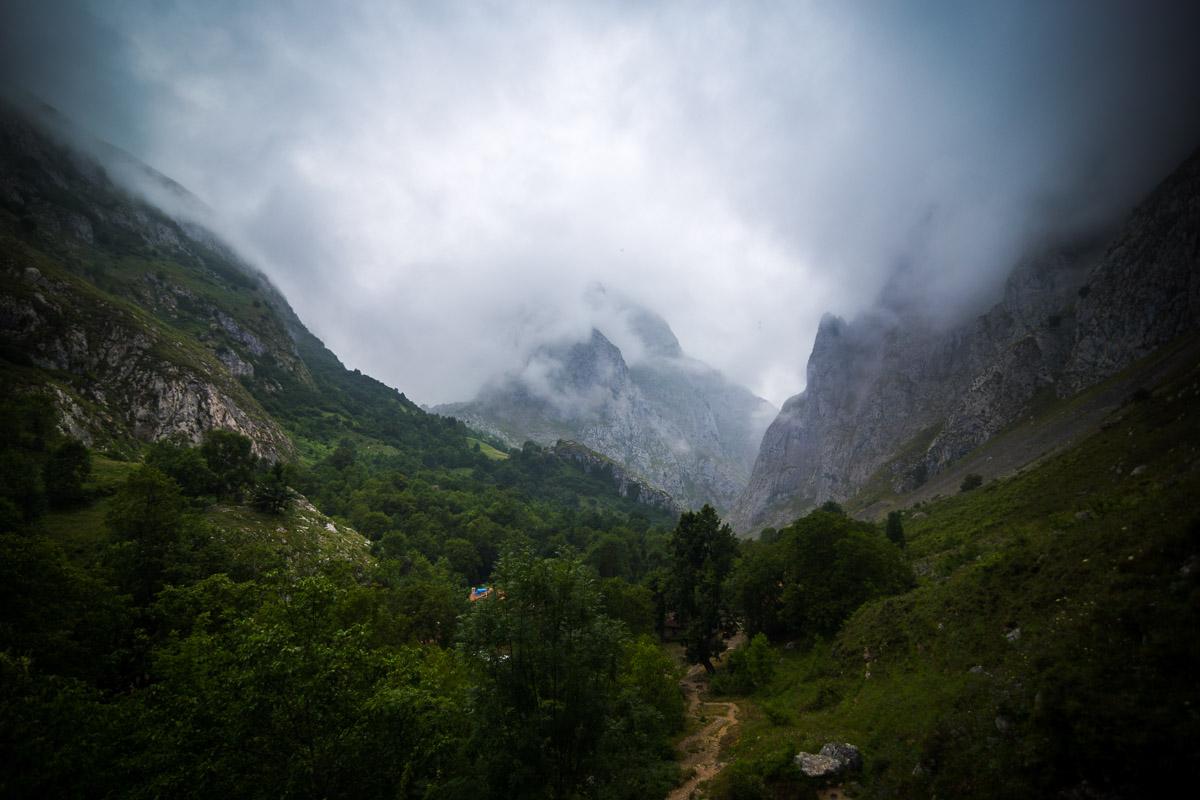 return to bulnes from sotres in the fog