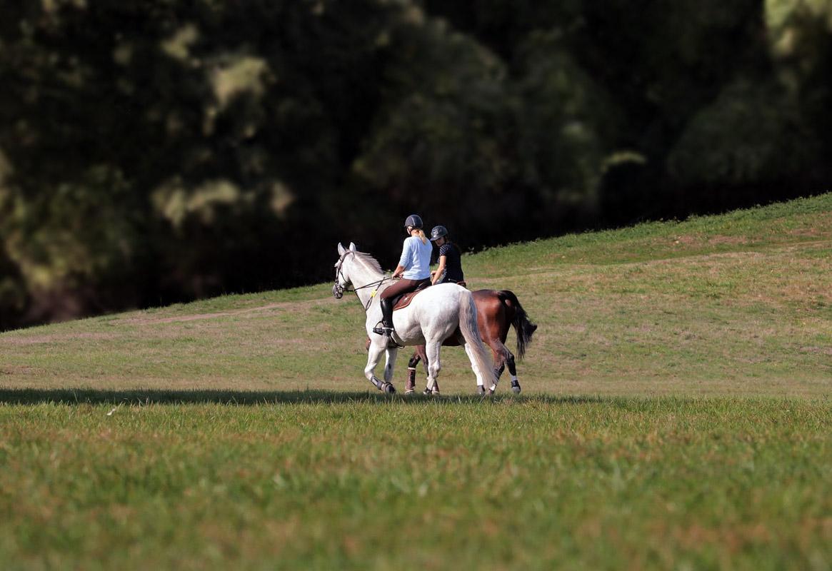 horseback riding towards the lagos de somiedo