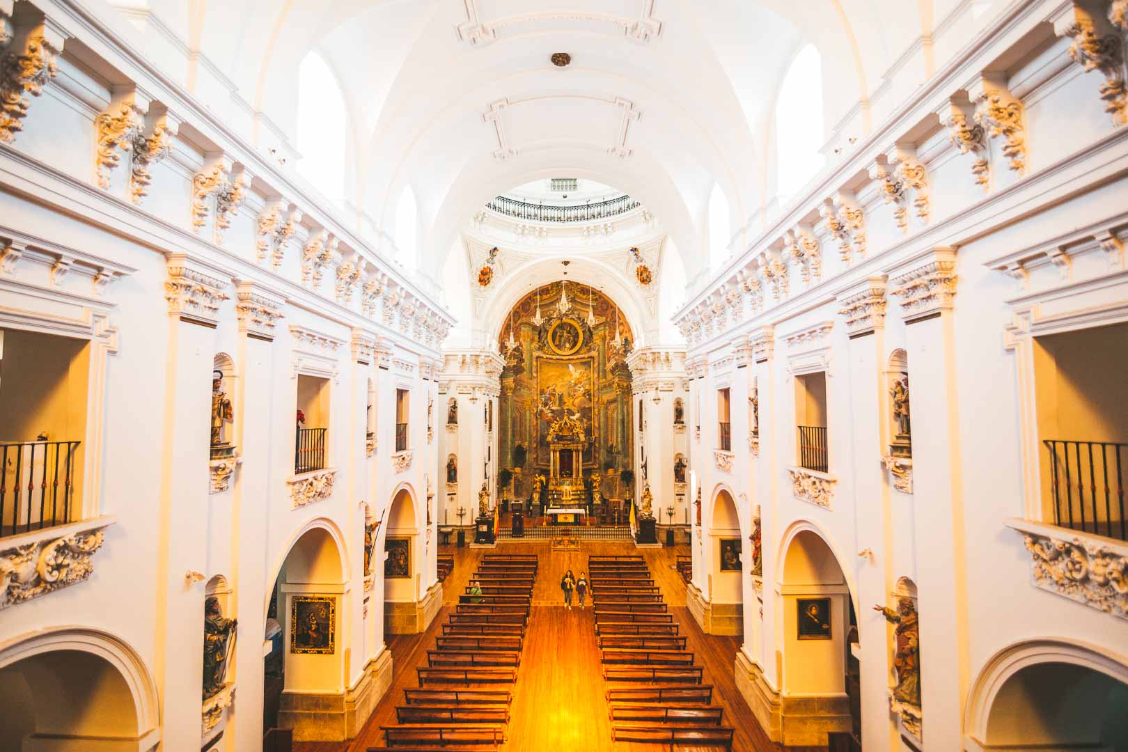 main view of the inside of the iglesia de los jesuitas from the first floor