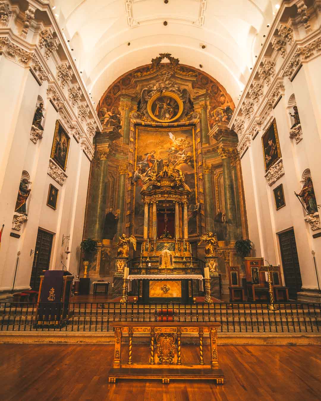 the altar in the iglesia de san ildefonso toledo
