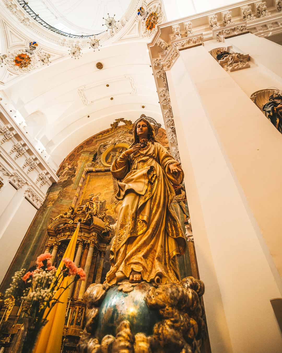 golden statue in san ildefonso church