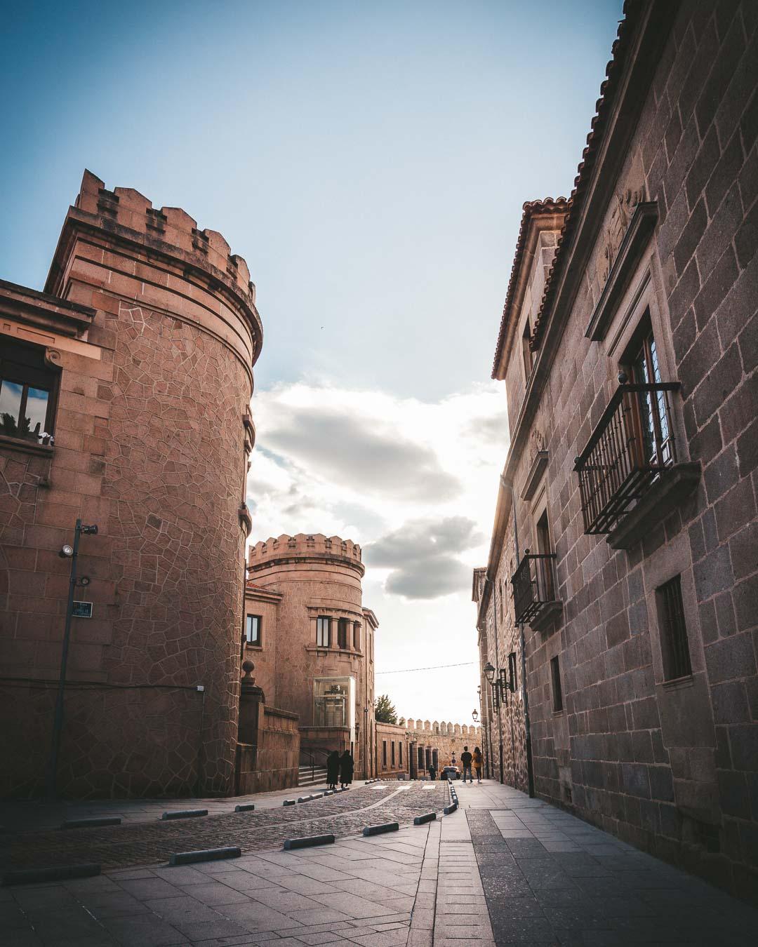 streets of avila towards the iglesia santa teresa