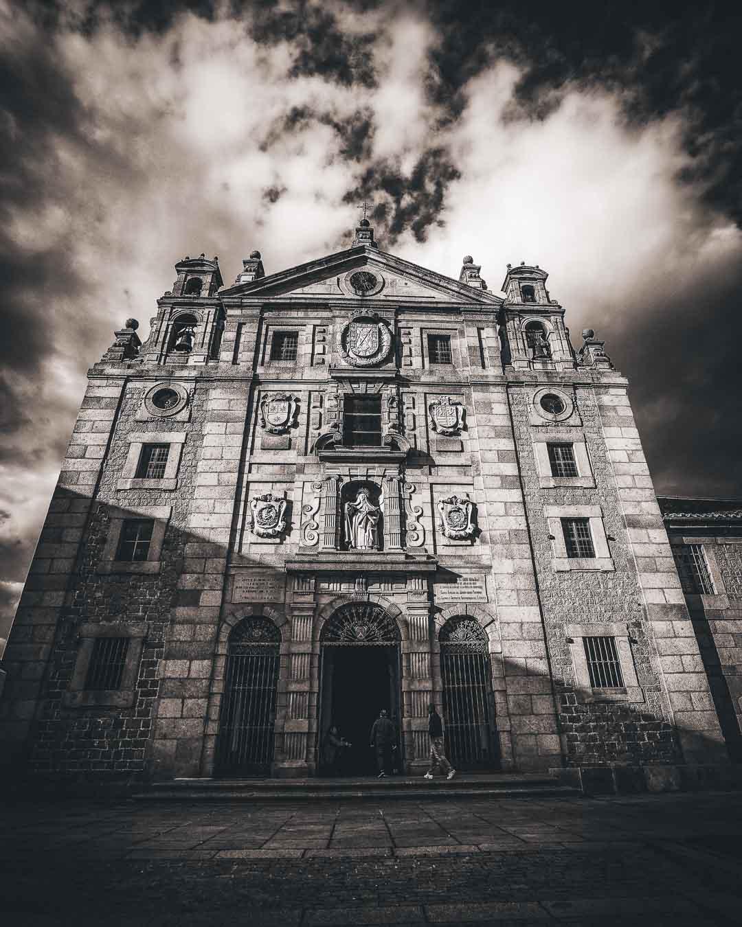 iglesia santa teresa de avila in black and white