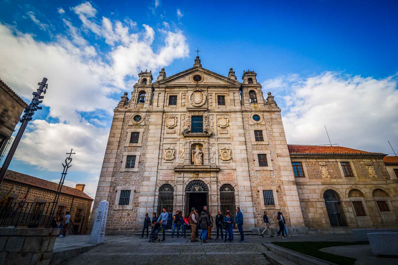 iglesia santa teresa de avila from the front