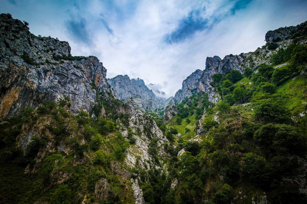 fog setting in on the asturias mountains