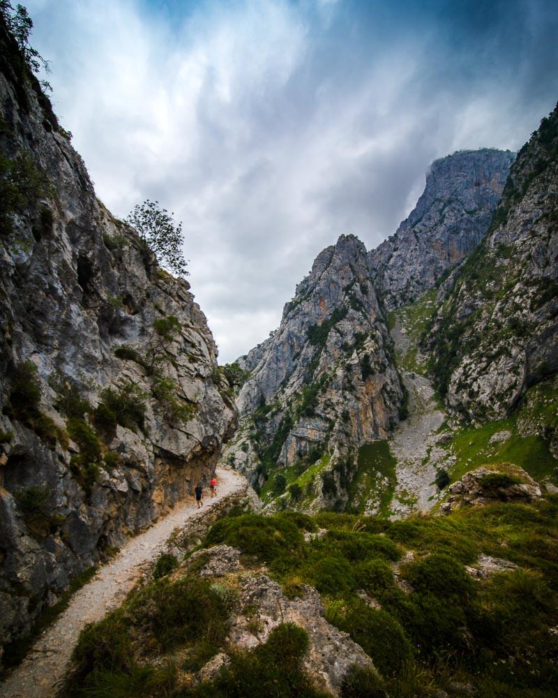 massive rock formation on the cares trail