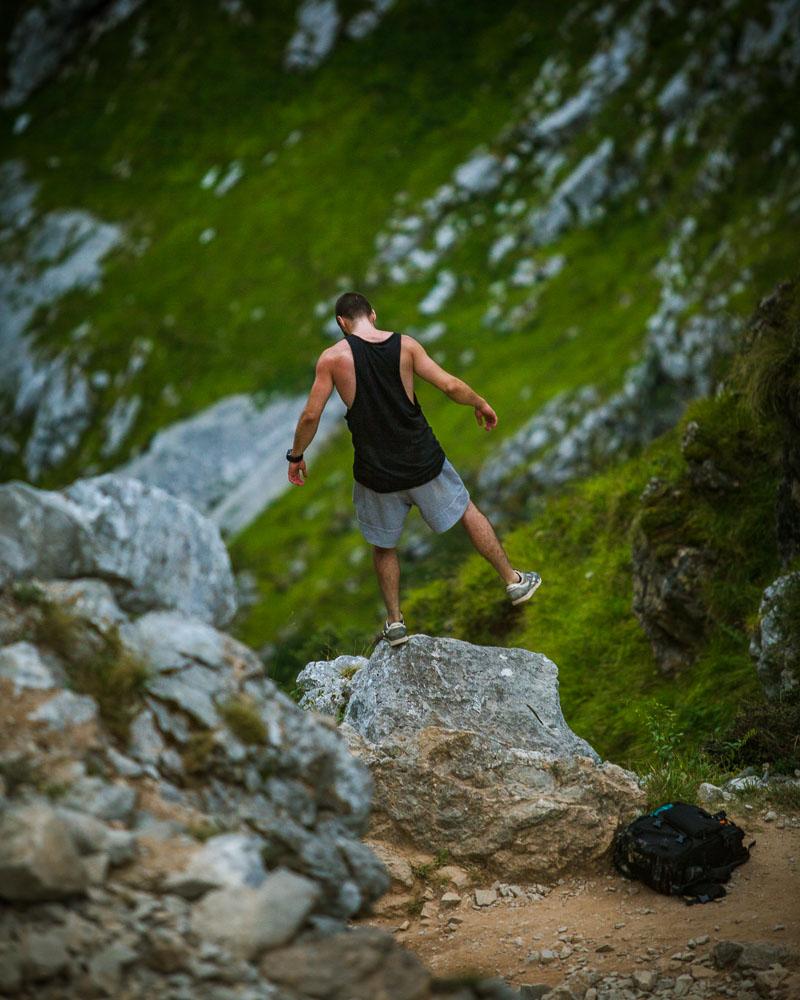 kevmrc balancing on a rock in ruta del cares