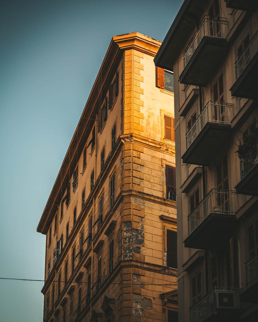 light hitting the top of a building in la spezia