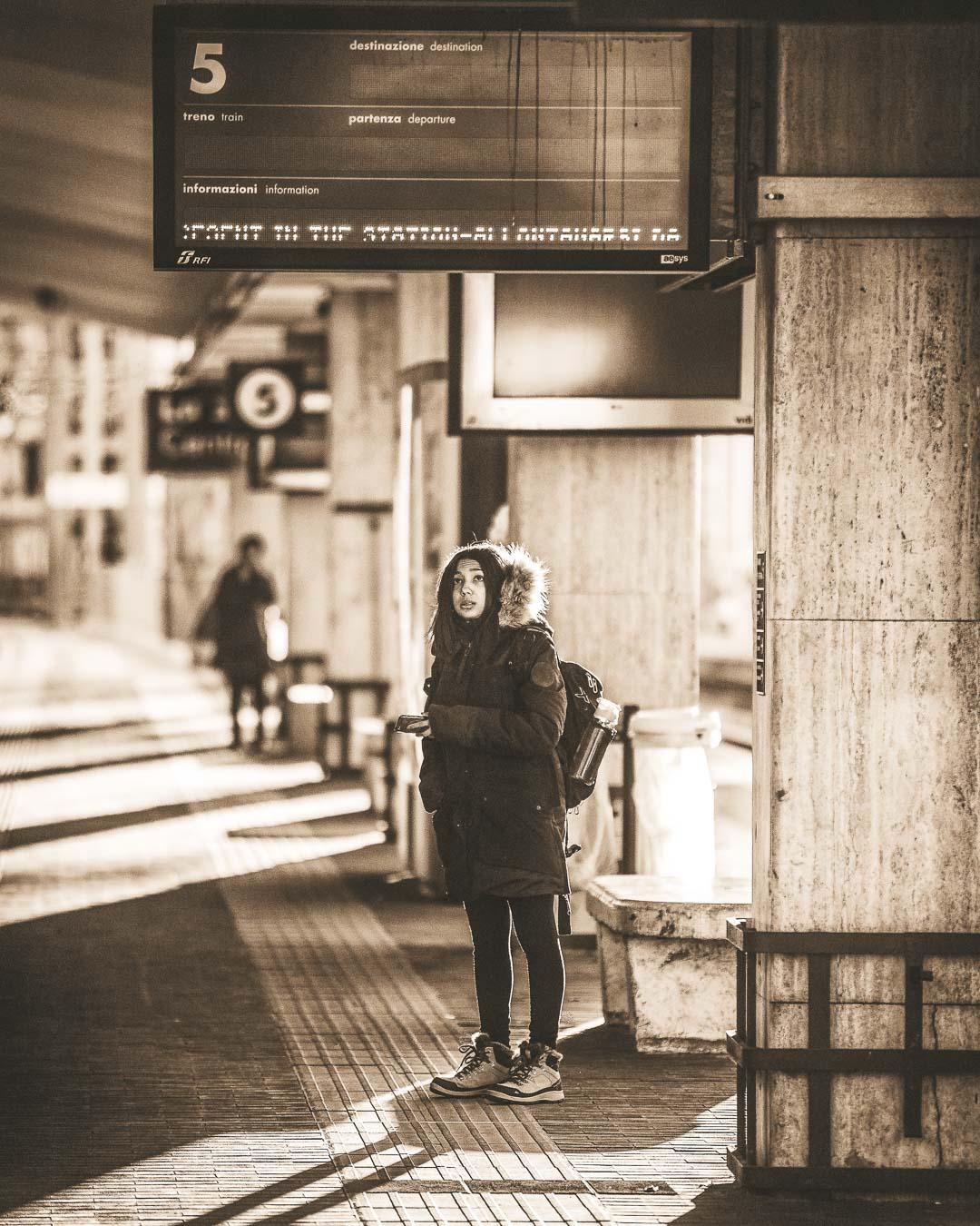 nesrine waiting for the train in la spezia