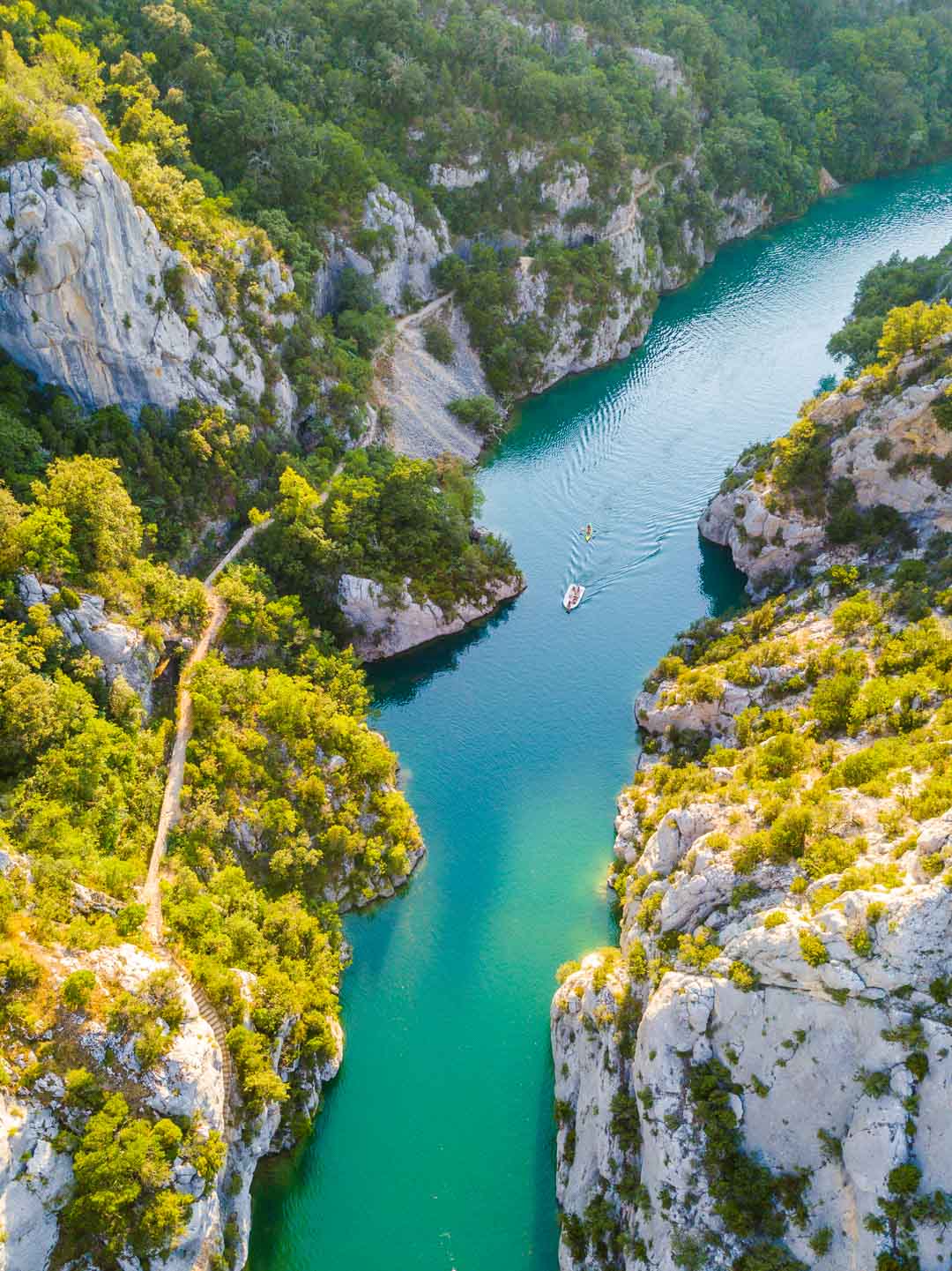 cliff path in lac de quinson de verdon