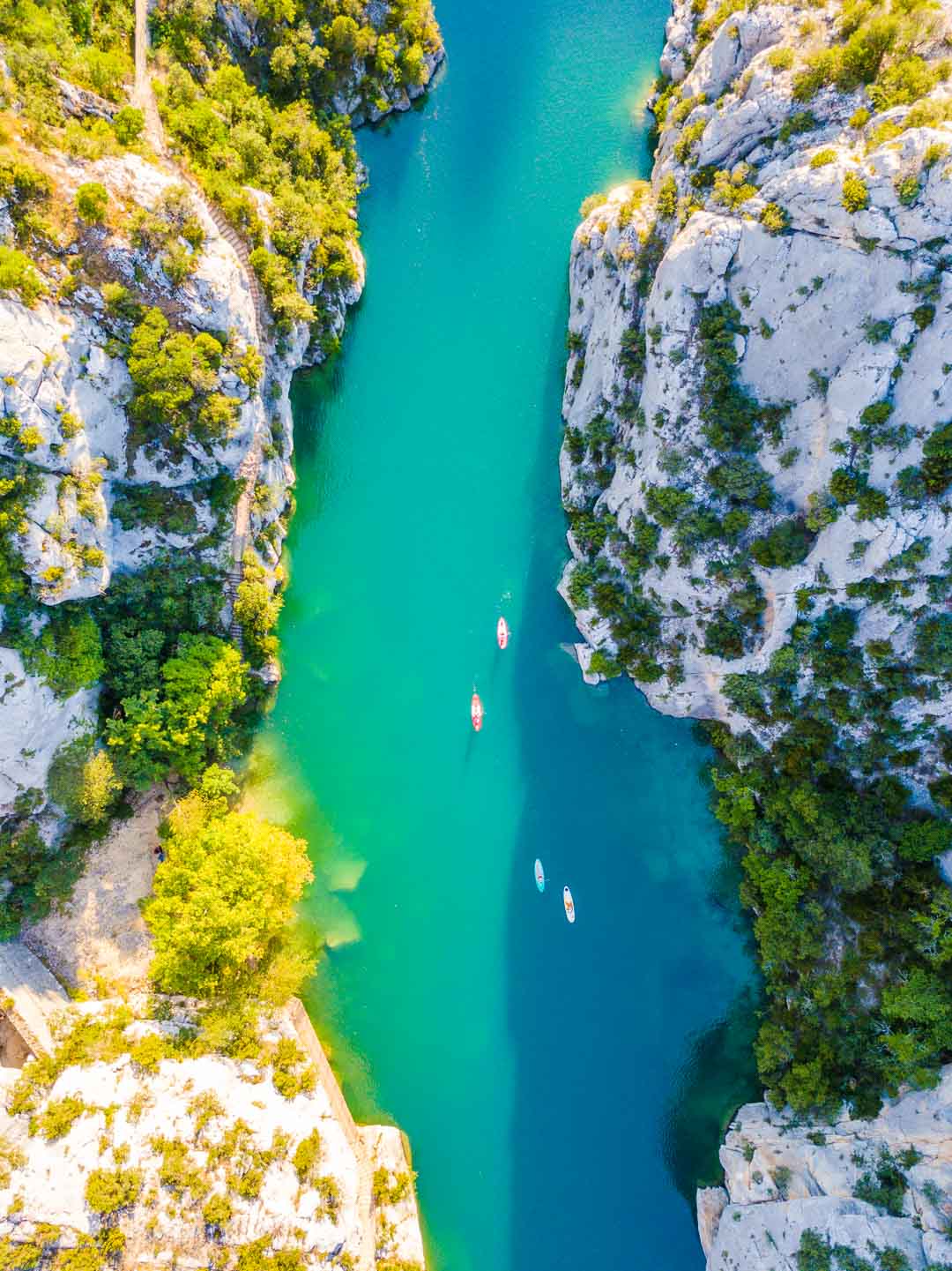 rowing boats in lac de quinson de verdon