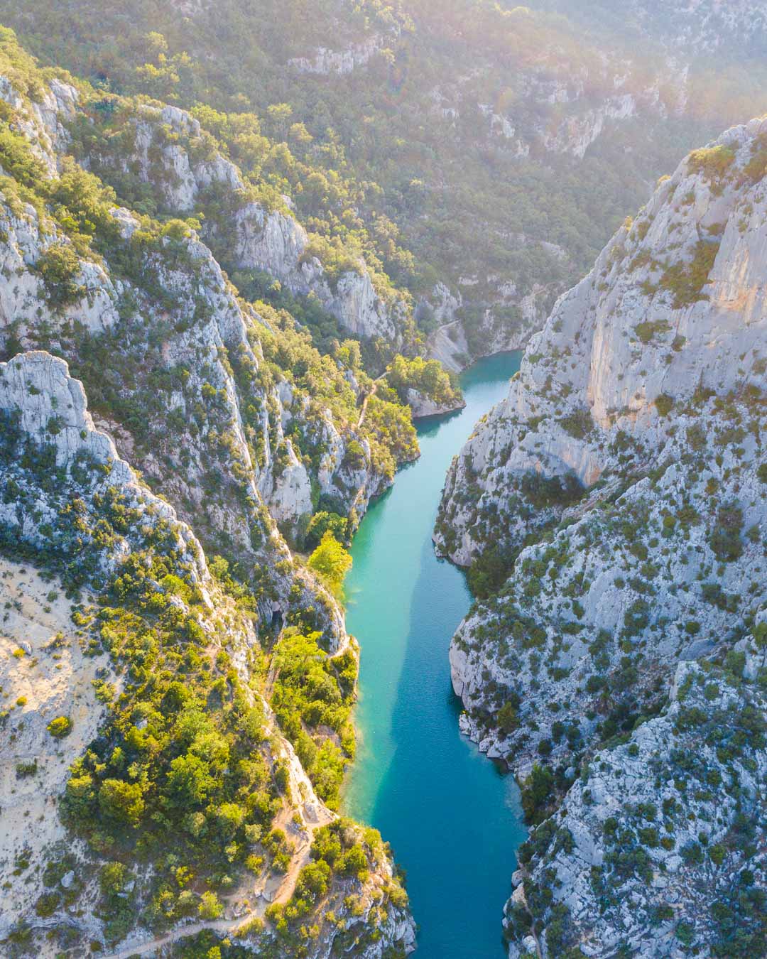 different water color in lac de quinson