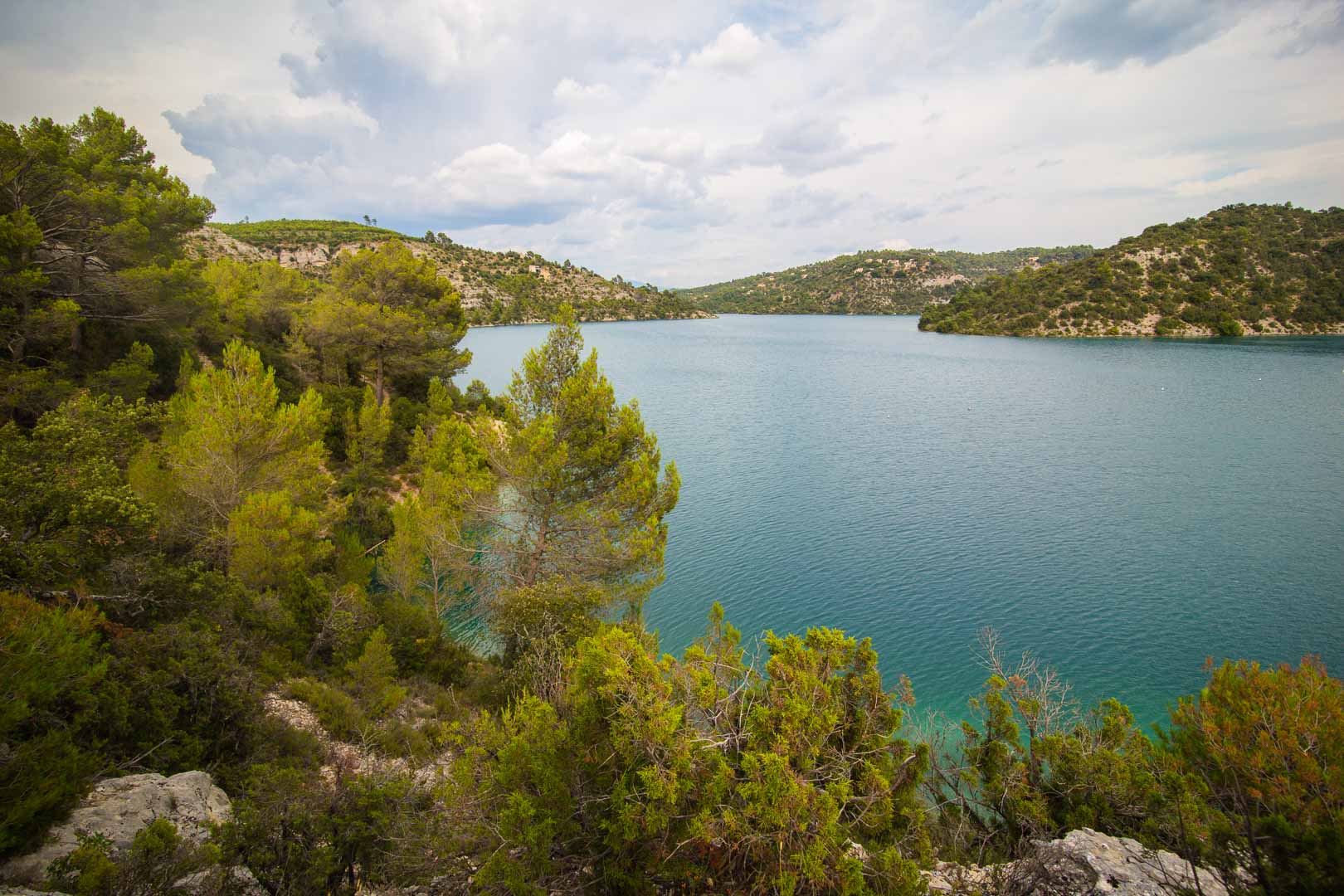 panoramic view of lac esparron de verdon