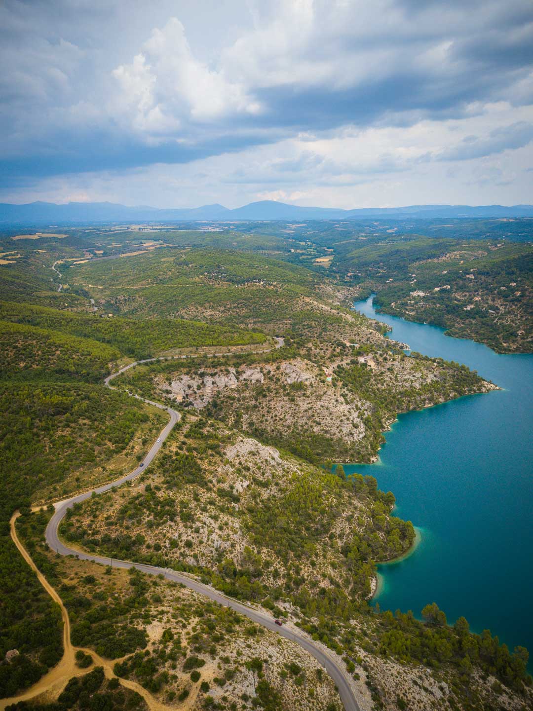 the coastal road in lac esparron de verdon