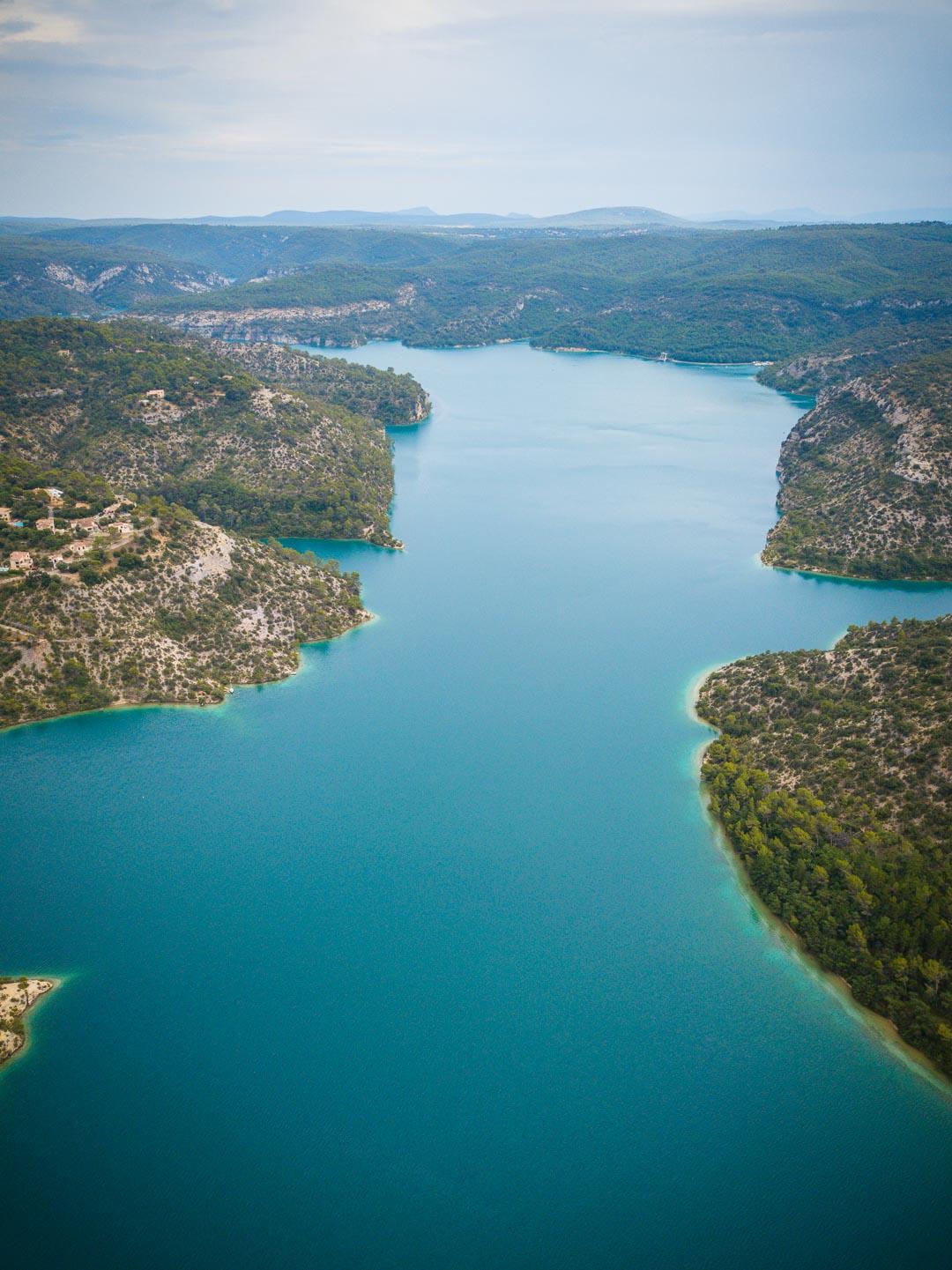 blue water in lac esparron de verdon