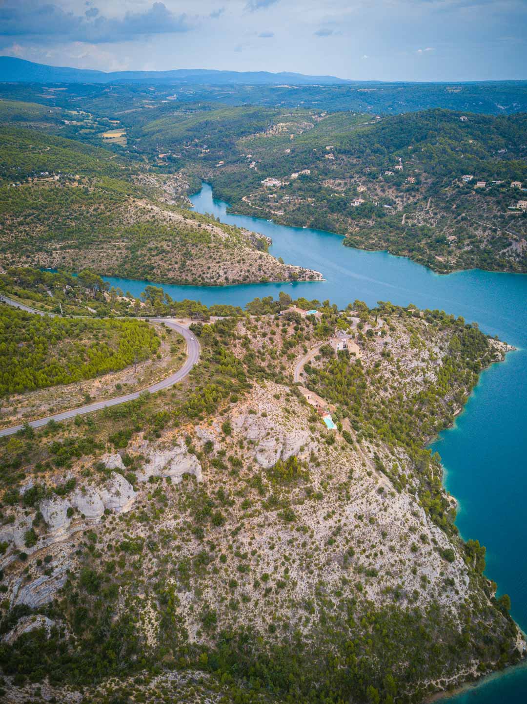 cliffs of lac esparron de verdon