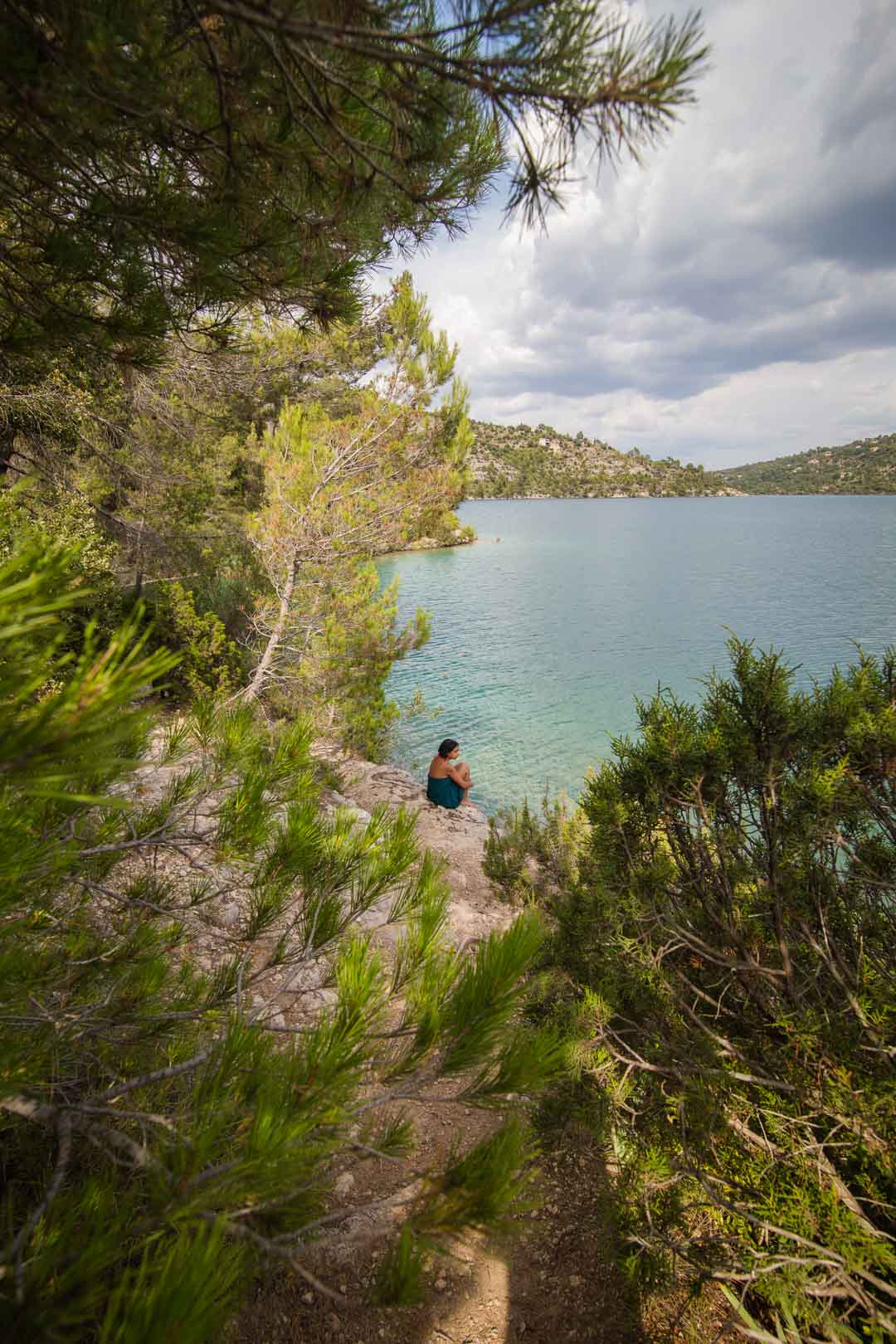 sitting on the bank of lac esparron de verdon