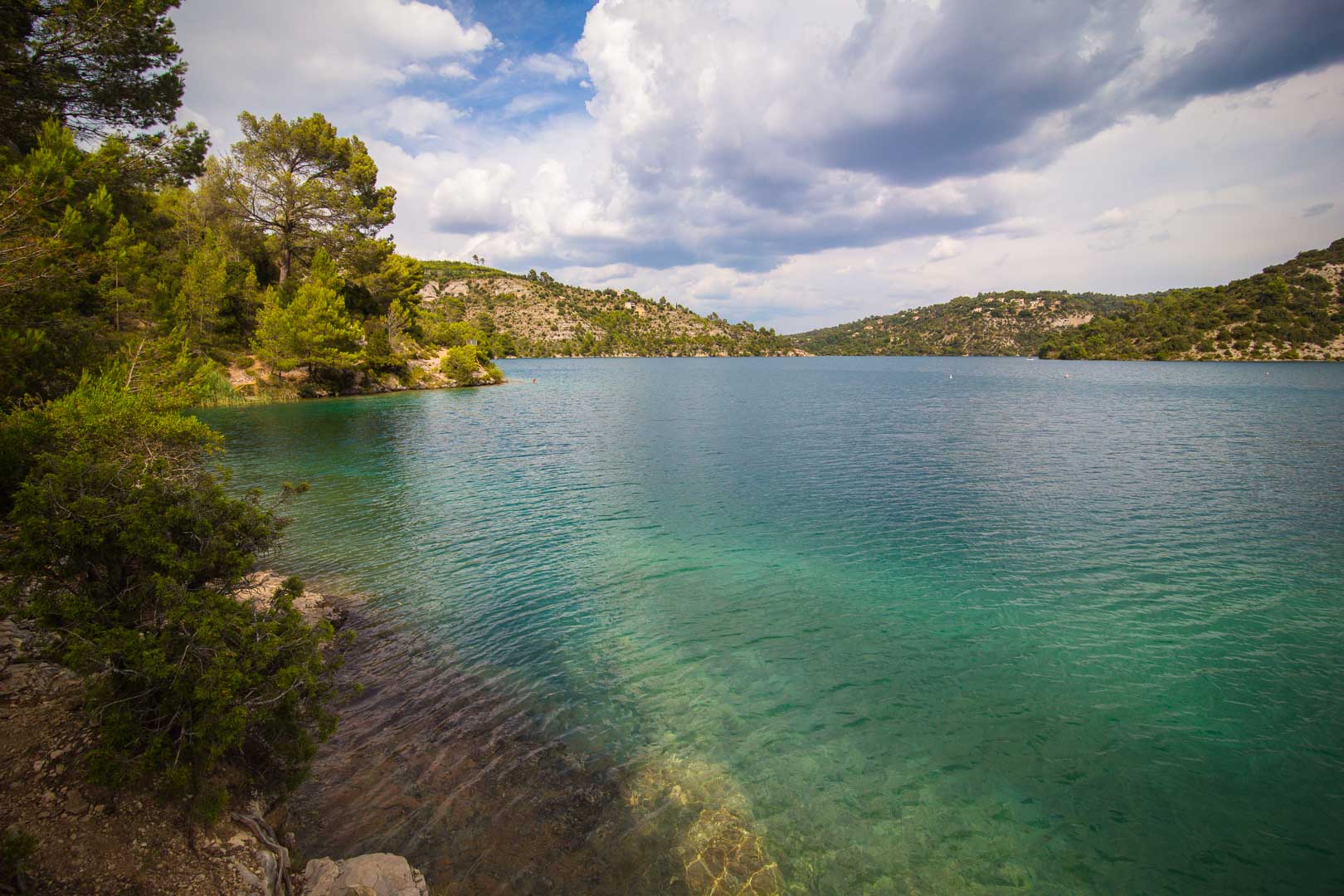 the clear water of lac esparron de verdon