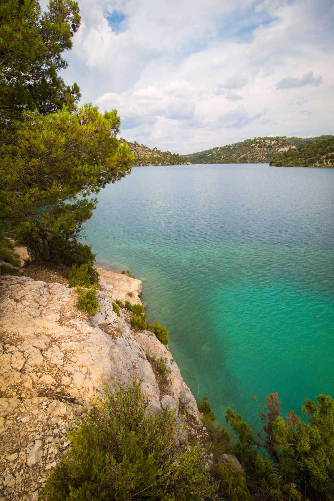 green water in lac esparron de verdon