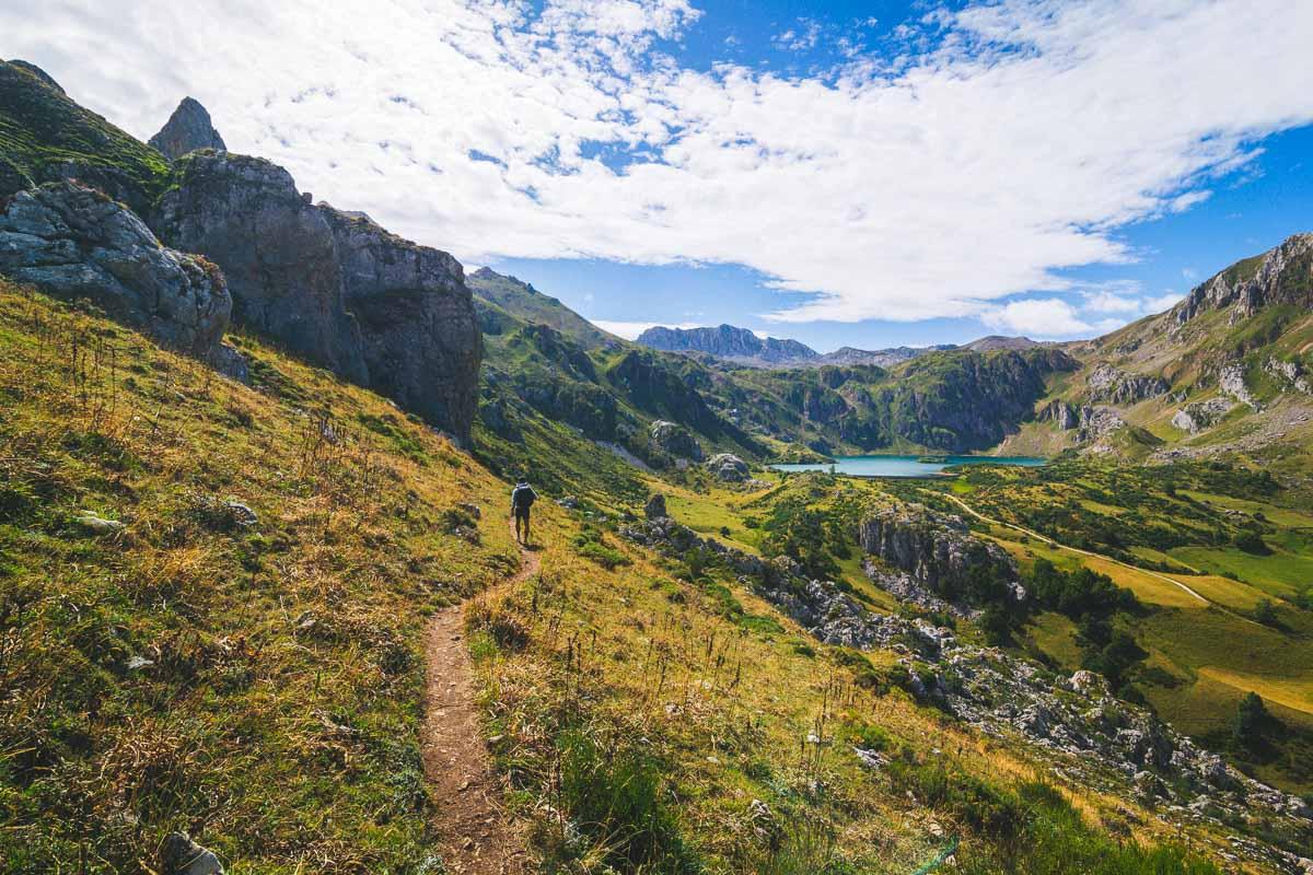 hiking on the ruta del valle del lago