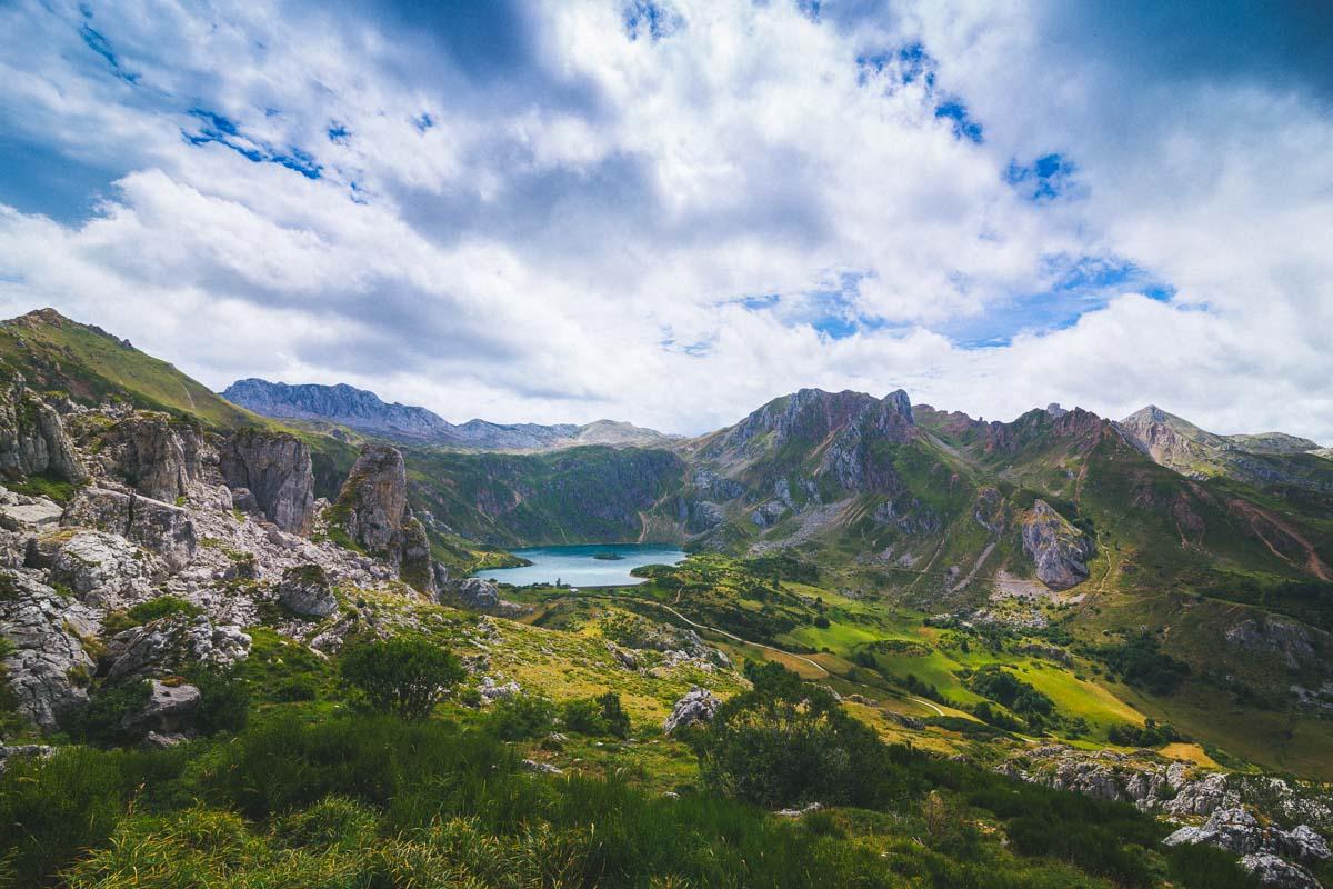 wide view over the lago del valle