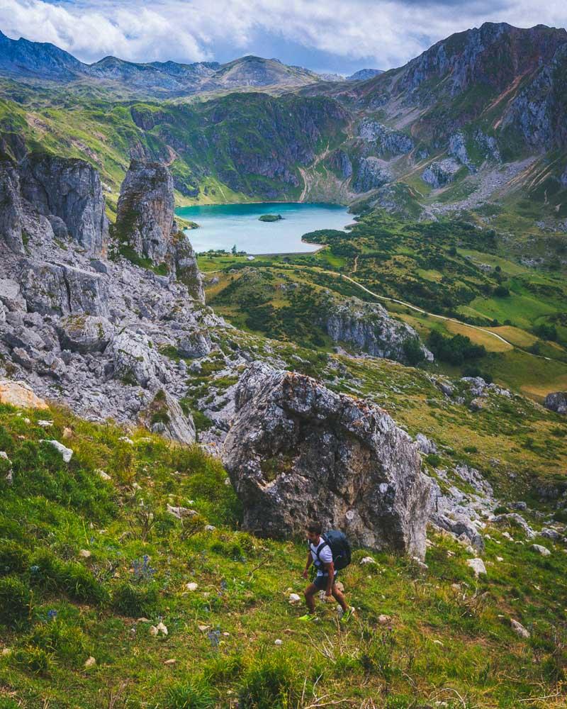 climbing above the lago del valle in somiedo