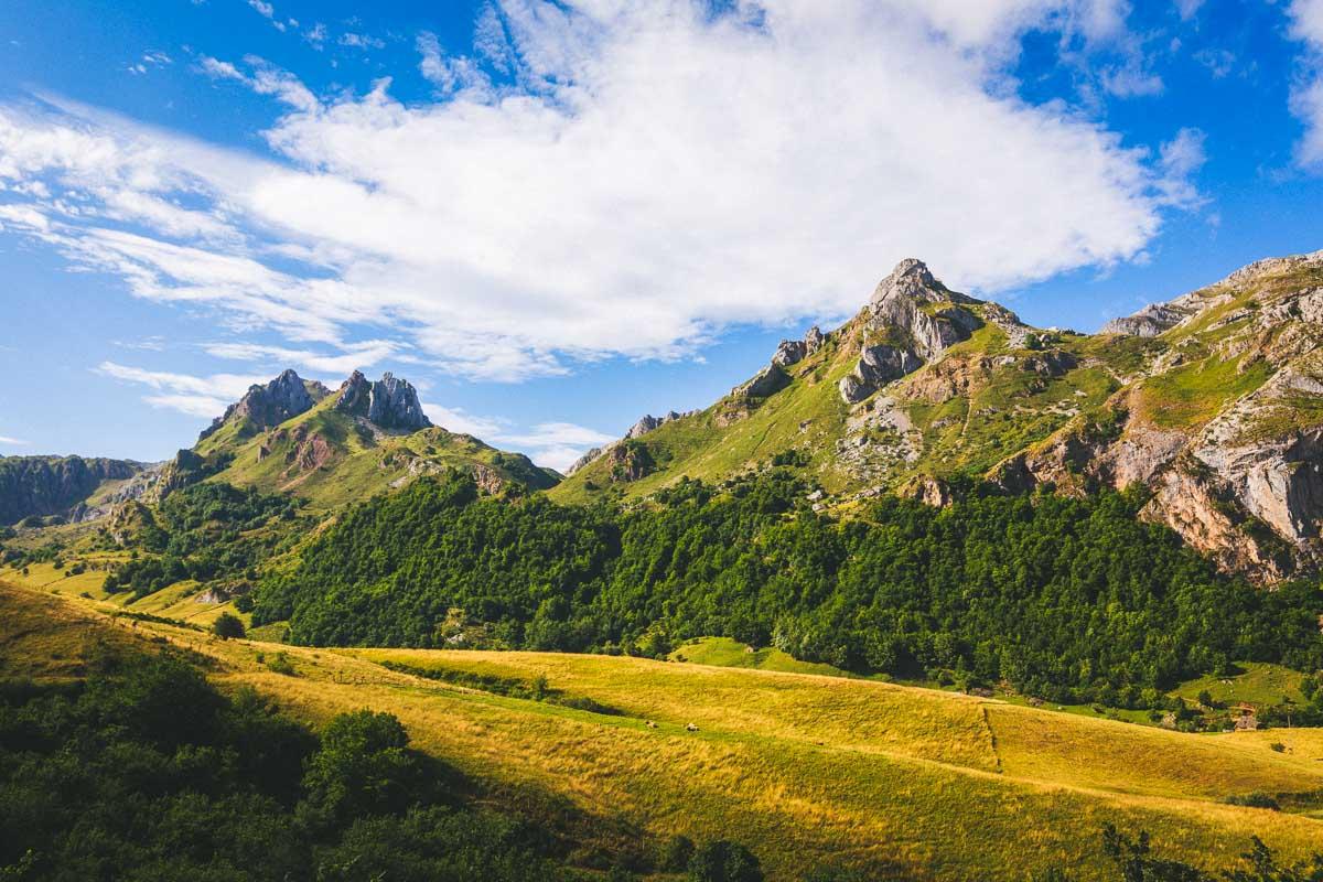 mountains on the ruta valle del lago hike