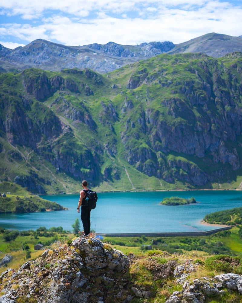 kevmrc on a rock in front of the lago del valle