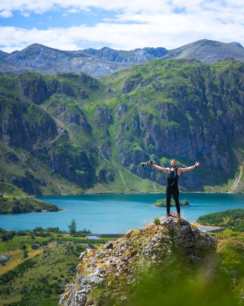 kevmrc feeling on top of the world in front of the lago del valle