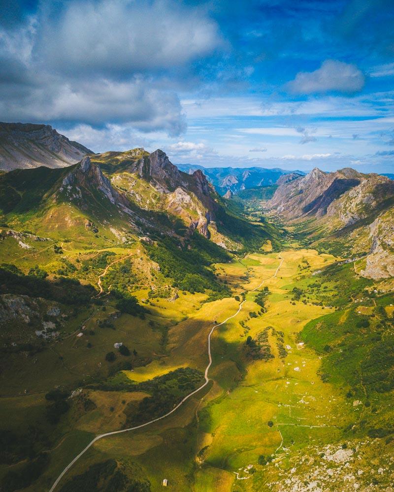 the ruta valle del lago hike from above