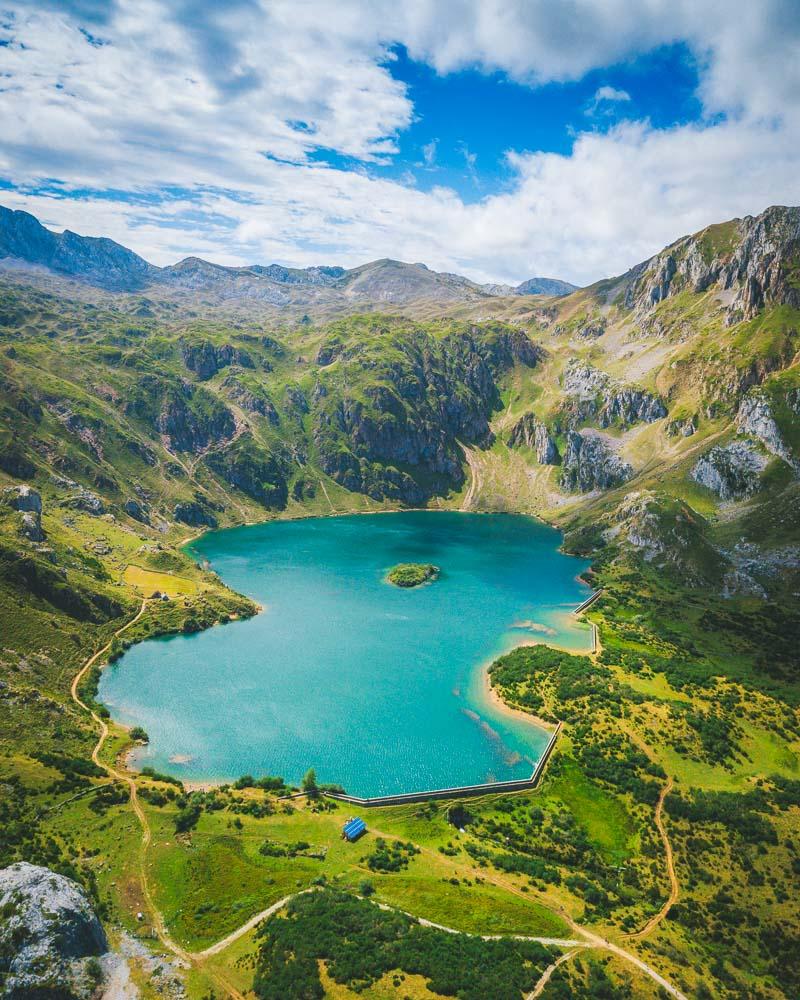 turquoise water at the lago del valle somiedo