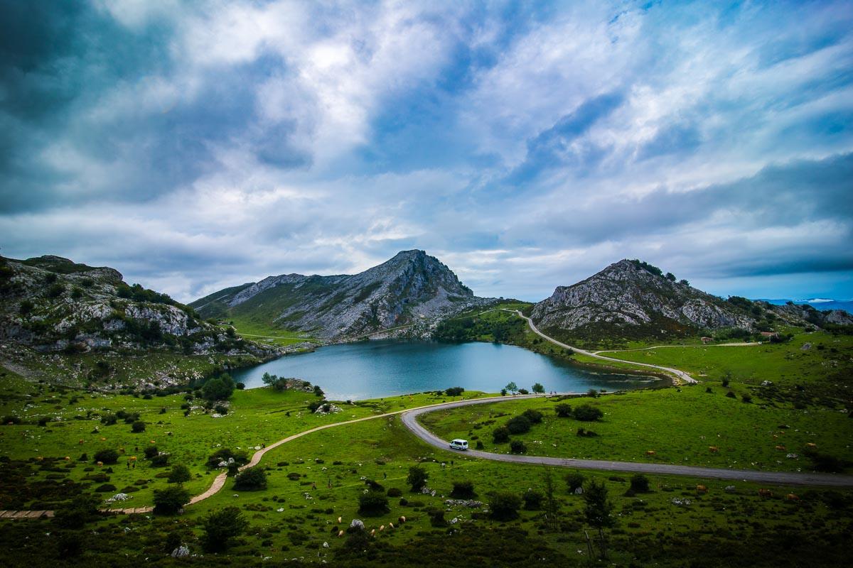 one of the autobus covadonga leaving the lakes