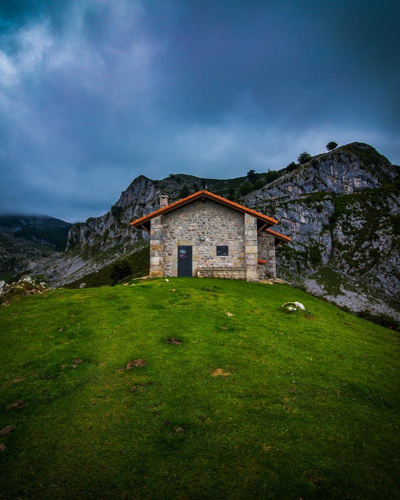 mountain hut at the mirador de entrelagos