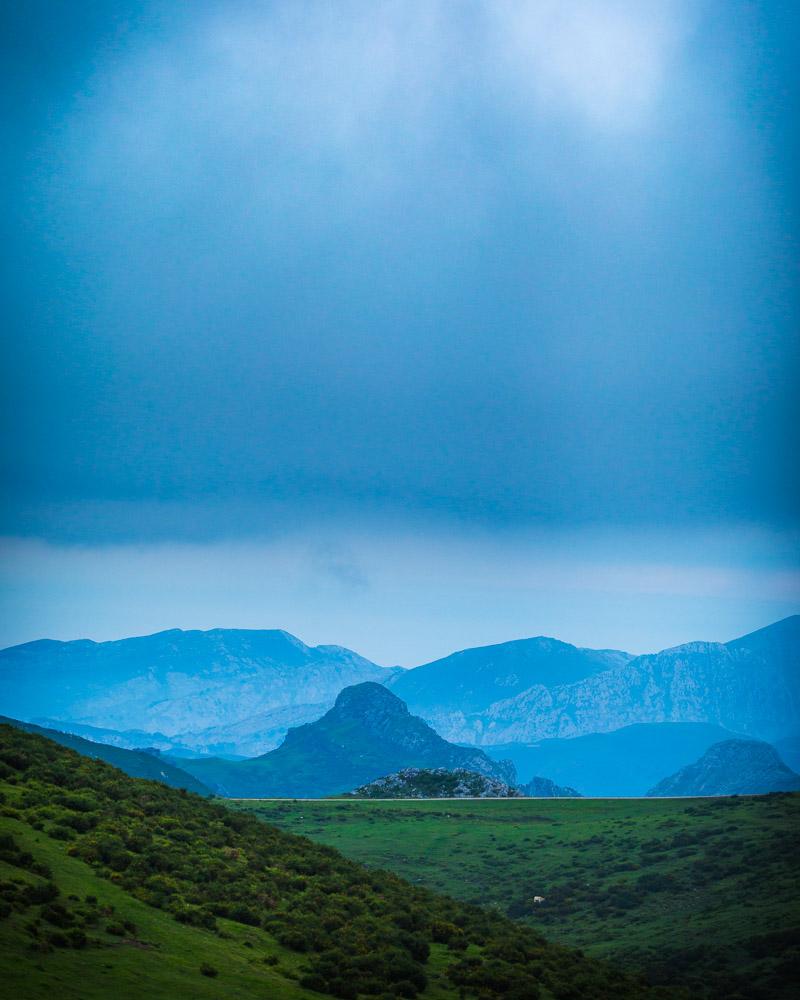 the mountains on the ruta covadonga