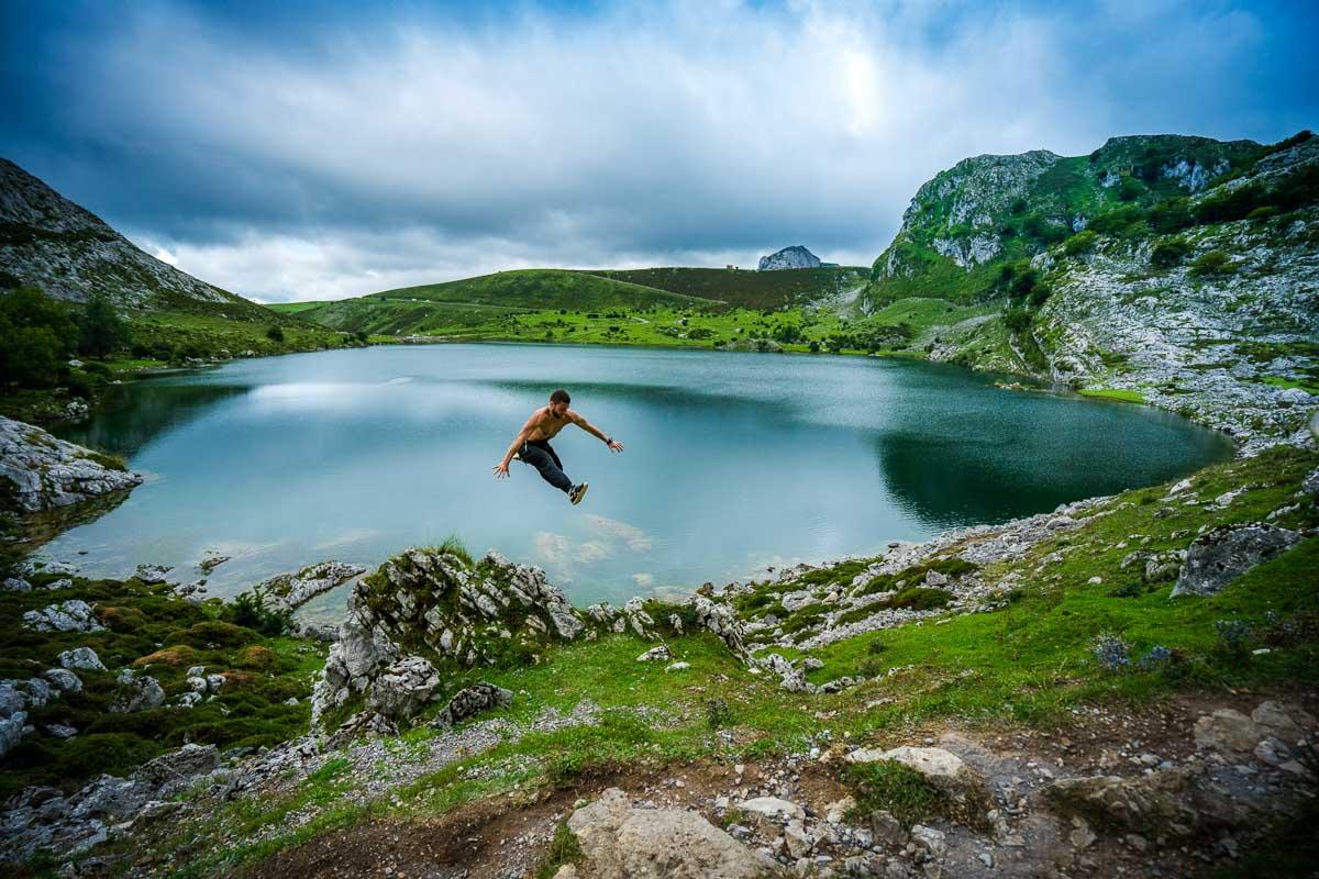 kevmrc jumping in front of lake enol