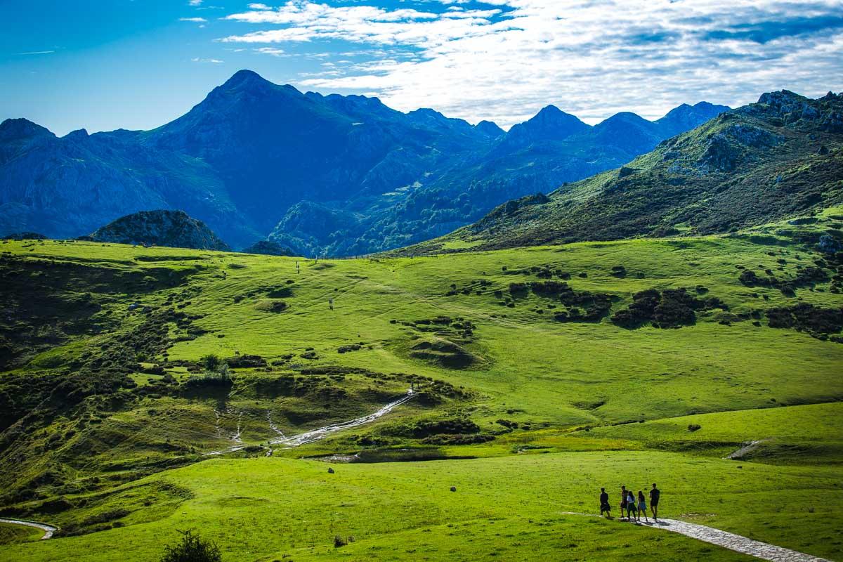 hike picos de europa in covadonga lakes