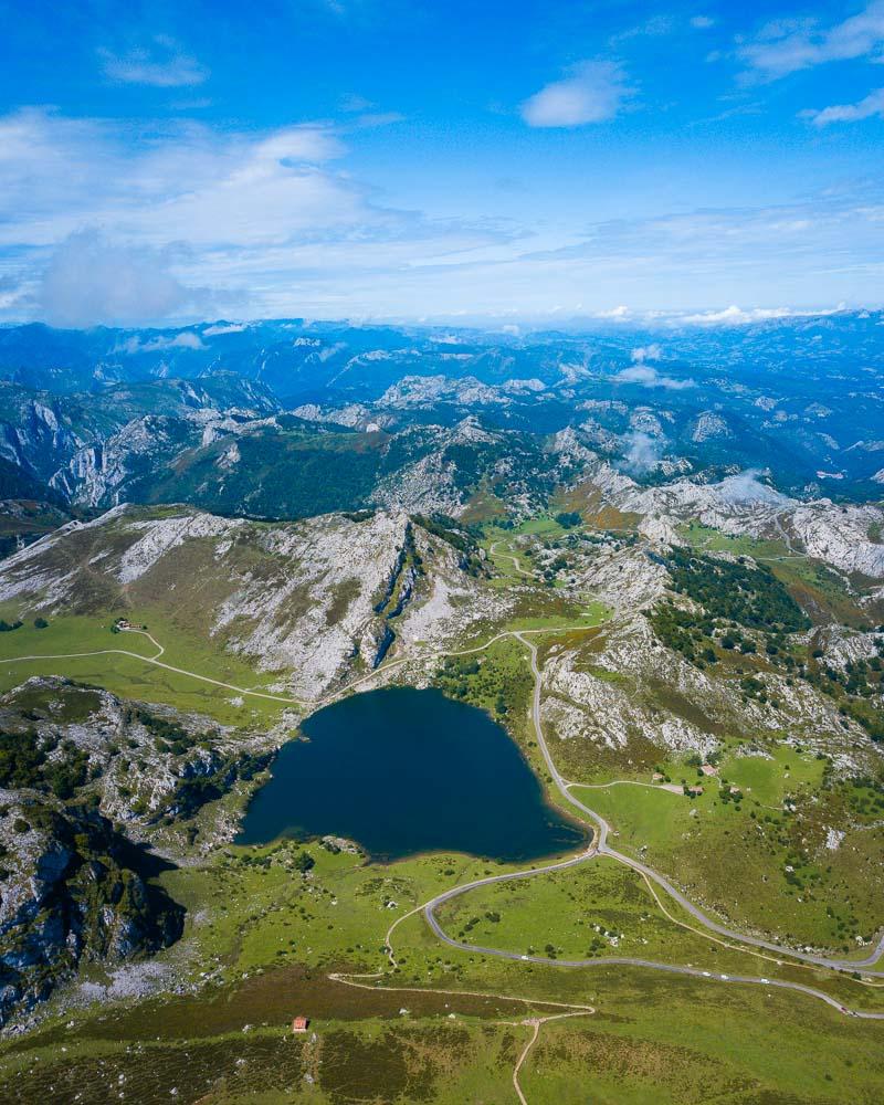 lago enol surrounded by all the hiking trails