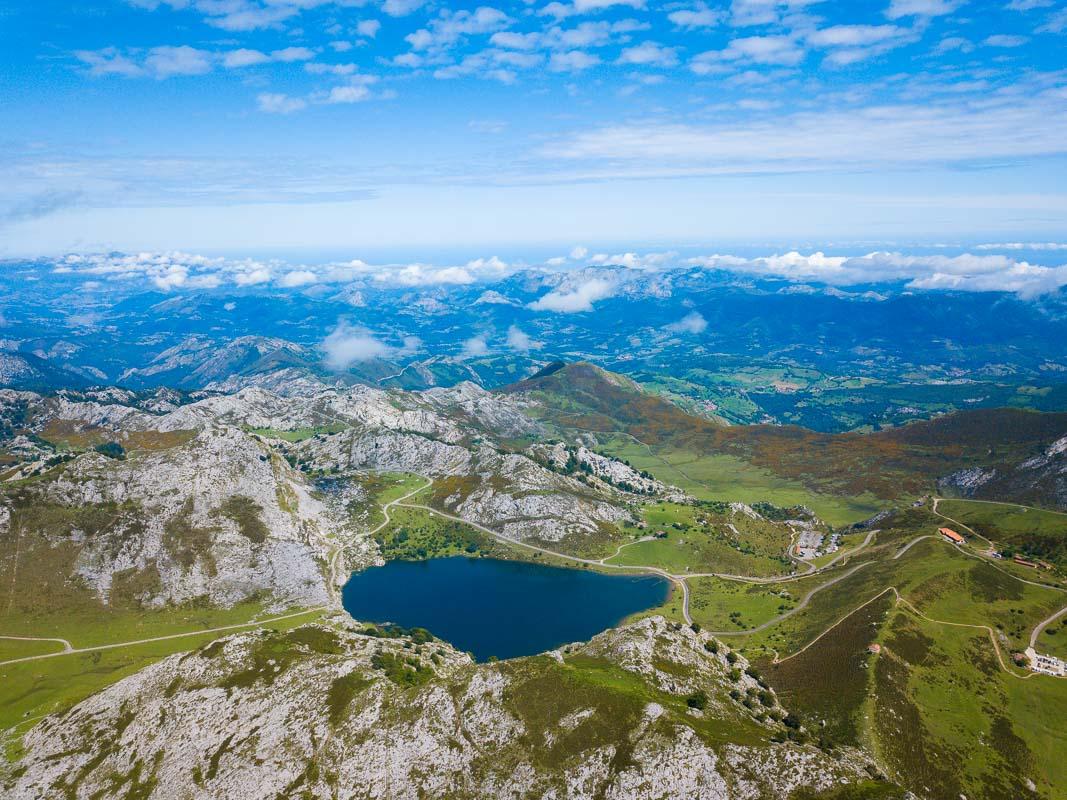 lago covadonga in the middle of the mountains
